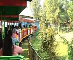 New Year Celebration 2021: নিকো পার্কে টয় ট্রেনে চেপে ফেস্টিভ মুডে জনতা, হালকা ভিড় সেন্ট পলসে