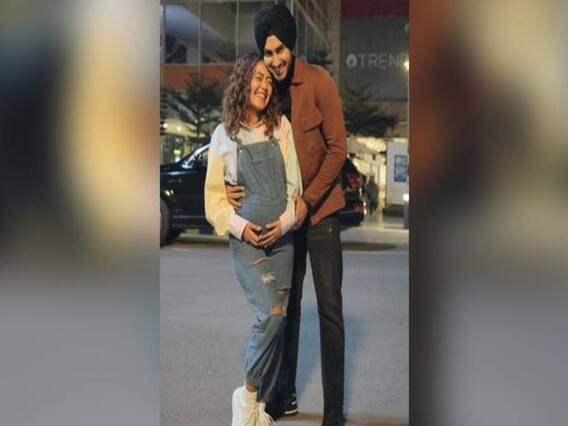 चट शादी और पट बेबी ! Neha Kakkar की Baby Bump PIC Viral होते ही इंटरनेट पर Memes की बौछार !