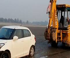 Car Rescue | वसईच्या भोईगाव समुद्रात बुडालेली कार जेसीबीच्या सहाय्याने बाहेर काढण्यात यश