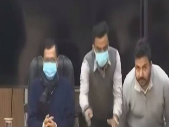 BJP counter attacks Delhi CM Kejriwal over latter's accusations of House Arrest | Namaste Bharat (09.12,2020)