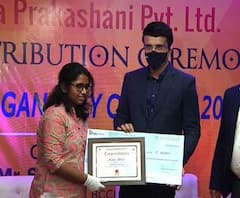 ছায়া প্রকাশনীর উদ্যোগে আয়োজিত অনুষ্ঠানে বিজয়ী প্রতিযোগীদেরকে পুরস্কৃত করলেন সৌরভ গঙ্গোপাধ্যায়