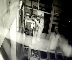 Buldhana Beer Robbery | आधी दारू चोरली मग थांबून प्यायली! बुलढाण्यातील चोरीची घटना CCTVमध्ये कैद