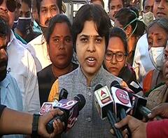 Trupti Desai | शिर्डीला पोहोचण्याआधीच तृप्ती देसाईंना ताब्यात घेतलं, शिर्डीला जाणारच ही भूमिका