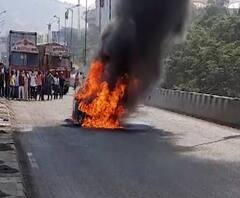 BMW Caught Fire | सायन-पनवेल महामार्गावर चालत्या BMW कारला आग, कोणतीही जीवितहानी नाही