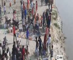 दबंगों ने लोगों को दौड़ा-दौड़ा कर पीटा, गंगाघाट पर मच गई भगदड़