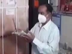 વડોદરામાં વેક્સીનના સંગ્રહ માટે મંગાવાયેલા રેફ્રીઝરેટરની પૂજા કરાઇ, જુઓ વીડિયો