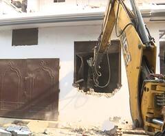 अब Ateeq Ahmad के इस करीबी के आशियाने पर चला बुलडोजर | Abbas Khan| Prayagraj| ABP Ganga 