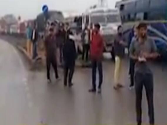 સુરતઃ કામરેજના ઉભેળ ગામ પાસે  બસ અને મોપેડ વચ્ચે અકસ્માત, સ્થાનિકોએ કર્યો ચક્કાજામ