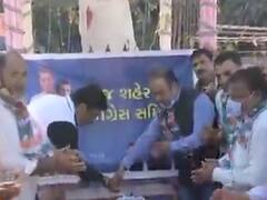 કોગ્રેસના નેતાઓએ માસ્ક પહેર્યા વિના ભૂજના સ્થાપના દિવસની કરી ઉજવણી