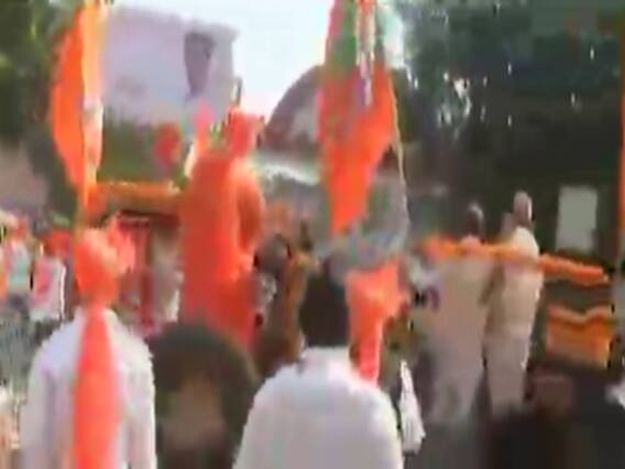 વડોદરામાં સીઆર પાટીલના સ્વાગતમાં ભાજપના કાર્યકરો ભૂલ્યા ભાન, જુઓ વીડિયો