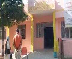 UP के इस अस्पताल में 10 साल से अंधेरे में डॉक्टर्स कर रहे मरीजों का इलाज | Jhansi | abp Ganga