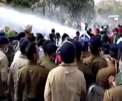 Farmers protest | चंदीगडमध्ये पोलीस आणि शेतकरी आमनेसामने; शेतकरी आंदोलकांवर पाण्याचे फवारे