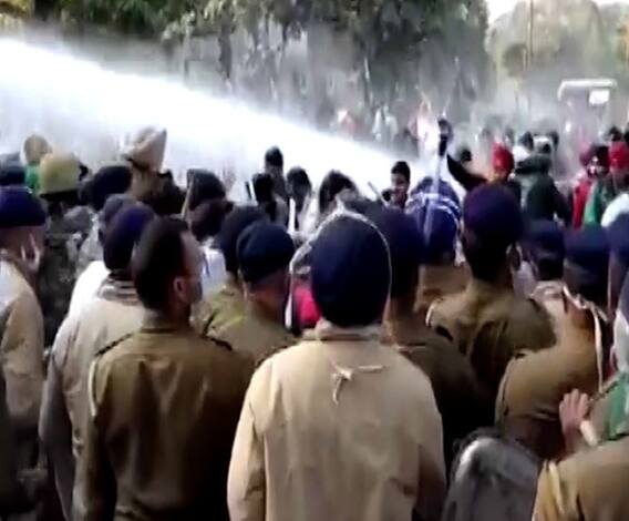 Farmers protest | चंदीगडमध्ये पोलीस आणि शेतकरी आमनेसामने; शेतकरी आंदोलकांवर पाण्याचे फवारे