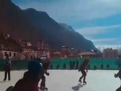 -20 डिग्री तापमान में चल रही Ice Hockey Rink Tournament की ट्रेनिंग