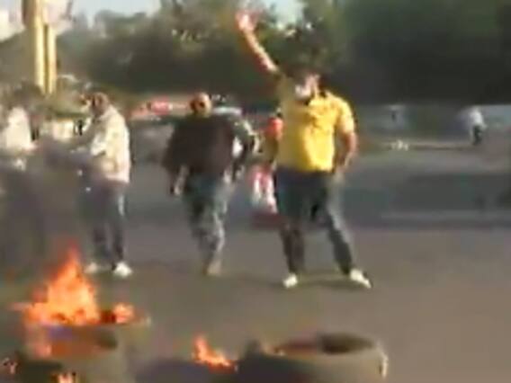 ભારત બંધ: વડોદરા શહેરમાં કૉંગ્રેસે ટાયર સળગાવી કર્યો વિરોધ, જુઓ વીડિયો