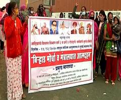 आदिवासी विकास विभागाच्या कर्मचाऱ्यांचं नाशिकमध्ये आंदोलन, पोलिसांनी आंदोलनकर्त्यांना रस्त्यातच रोखलं