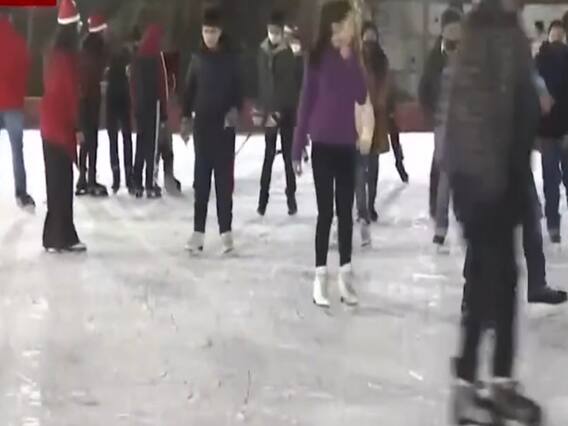 Shimla: कोरोना के बावजूद Ice Skating का लुत्फ उठाने के लिए सैलानियों की भीड़