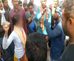 बीच सड़क पर युवक को पकड़ने पड़े युवती के पैर, जानिए क्यों ? | ABP Ganga 