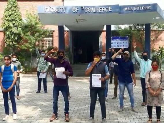 વડોદરાની M.S યુનિવર્સિટીમાં કોમર્સ ફેકલ્ટીના વિદ્યાર્થીઓએ વિરોધ નોંધાવ્યો, જુઓ વીડિયો