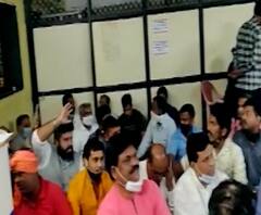 मुंबईच्या मालवणी येथे पोलीस आणि राम भक्तांमध्ये झटापट, राम भक्तांनी लावलेले बॅनर्स पोलिसांनी हटवले