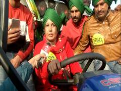 Farmers Tractor Rally Live: रैली का अनोखा नजारा, Tractor Rally में महिलाओं का दबदबा 