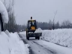 जम्मू कश्मीर में बर्फ का कहर, कई रास्ते बंद