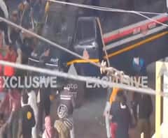 देखिए कैसे उपद्रवियों ने ट्रैक्टर से तोड़ी पुलिस की गाड़ी ? | Tractor Parade | Kisan Andolan 