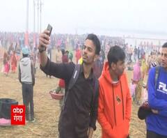 Prayagraj में मकर संक्रांति पर्व पर श्रद्धालुओं में लगाई आस्‍था की डुबकी, तो कुछ ने ली सेल्फी 