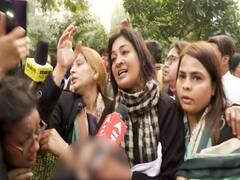 Delhi Congress के प्रदर्शन में Alka Lamba को आई गंभीर चोटें, पुलिस पर लगाया आरोप | Farmers Protest