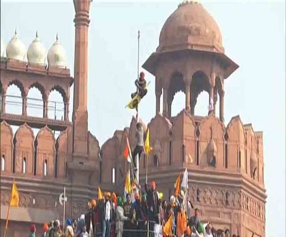 এক ডজন গল্প: রণক্ষেত্র দিল্লি, মৃত ১, রাতে, দিনভর অশান্তির পর রাতে ট্রাক্টর র‍্যালি প্রত্যাহার