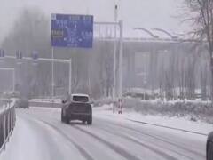 चीन में ताबड़तोड़ बर्फबारी, पलकों पर जमी बर्फ !