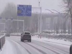 चीन में ताबड़तोड़ बर्फबारी, पलकों पर जमी बर्फ !