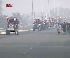 Farmers Tractor Rally | सिंघू सीमेवरुन ट्रॅक्टर परेडला सुरुवात