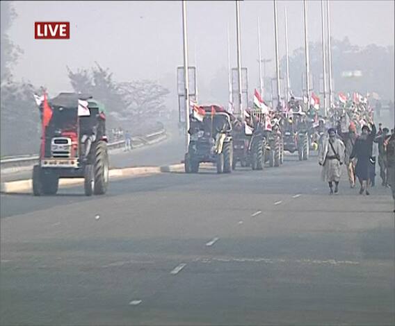 Farmers Tractor Rally | सिंघू सीमेवरुन ट्रॅक्टर परेडला सुरुवात