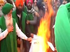 Supreme Court की कोशिश के बावजूद जिद पर अड़े किसान, लोहड़ी की आग में जलाई कृषि कानून की कॉपी