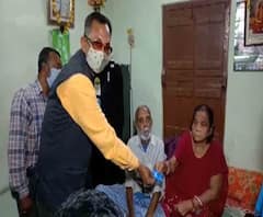 শয্যাশায়ী রোগীর বাড়িতে গিয়ে স্বাস্থ্যসাথী কার্ড তৈরি করে দিলেন হাওড়া পুরসভার স্বাস্থ্য দফতরের কর্মীরা