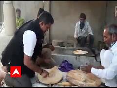 પરેશ ધાનાણીને ઘૂંટણીએ બેસી આ રીતે રોટલી વણતા નહી જોયા હોય, જુઓ વીડિયો 