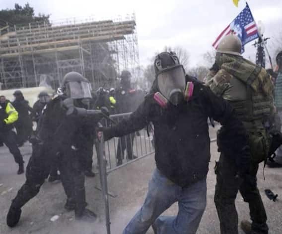 US Capitol Hill Siege| पोलिसांच्या गोळीबारात एका आंदोलकाचा मृत्यू;डेमॉक्रॅटिकचे आमदार ठाणेदार माझावर