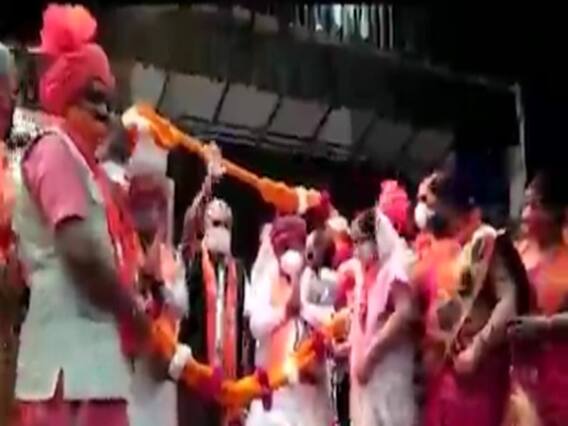 કચ્છમાં ભાજપના નેતાઓનો તમાશો, સત્તાના નશામાં ભૂલાયું કોરોનાના નિયમોનું ભાન