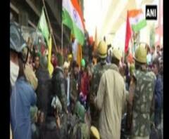 Farmers' Agitation: ৩টি কৃষি আইন প্রত্যাহারের দাবিতে রণক্ষেত্র দিল্লি, পুলিশ-আন্দোলনকারী সংঘর্ষ