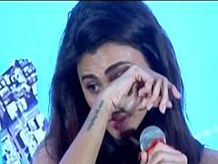 स्टेज पर रोने लगीं Salman की हीरोइन Daisy Shah, जानिए पूरा मामला