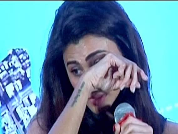 स्टेज पर रोने लगीं Salman की हीरोइन Daisy Shah, जानिए पूरा मामला