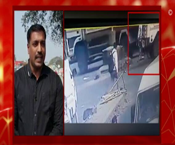 पुण्यात भर रस्त्यात वाहतूक पोलिसांवर लोखंडी रॉडनं हल्ला, मारहाणीत वाहतूक पोलीस गंभीर जखमी