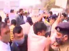 ગાંધીનગરમાં કોગ્રેસે યોજી બેરોજગારી યાત્રા, પોલીસે કાર્યકરોની કરી અટકાયત