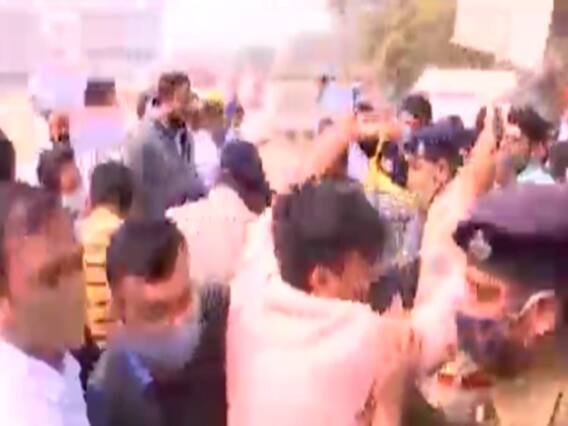 ગાંધીનગરમાં કોગ્રેસે યોજી બેરોજગારી યાત્રા, પોલીસે કાર્યકરોની કરી અટકાયત