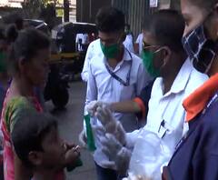 क्लिनअप मार्शल्सकडून घाटकोपरमध्ये तीळगूळ वाटप, 