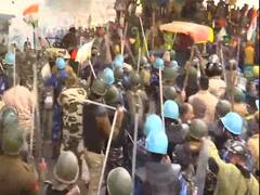 नांगलोई में पुलिस और प्रदर्शनकारी आमने-सामने