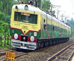 এক ঝলকে: ঠাকুরনগরে রেললাইনের ওপর বসে মোবাইল ফোনে খেলতে খেলতে অমনোযোগ, ট্রেনের ধাক্কায় মৃত ২, দেখুন আরও খবর