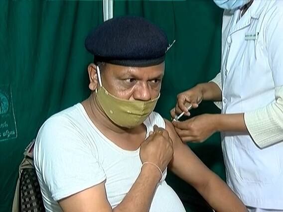 ગાંધીનગરમાં ડીજીપી આશિષ ભાટીયાએ કોરોનાની રસી લીધી, જુઓ વીડિયો 