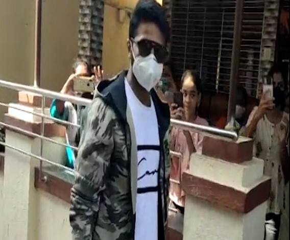 Shardul Thakur returned home | क्रिकेटपटू शार्दुल ठाकूरचं जोरदार स्वागत; आई वडिलांकडून औक्षण